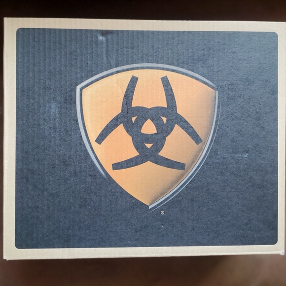 COWGIRL BOOTS by Ariat with Side Zipper. Size 8. - Picture 5 of 9